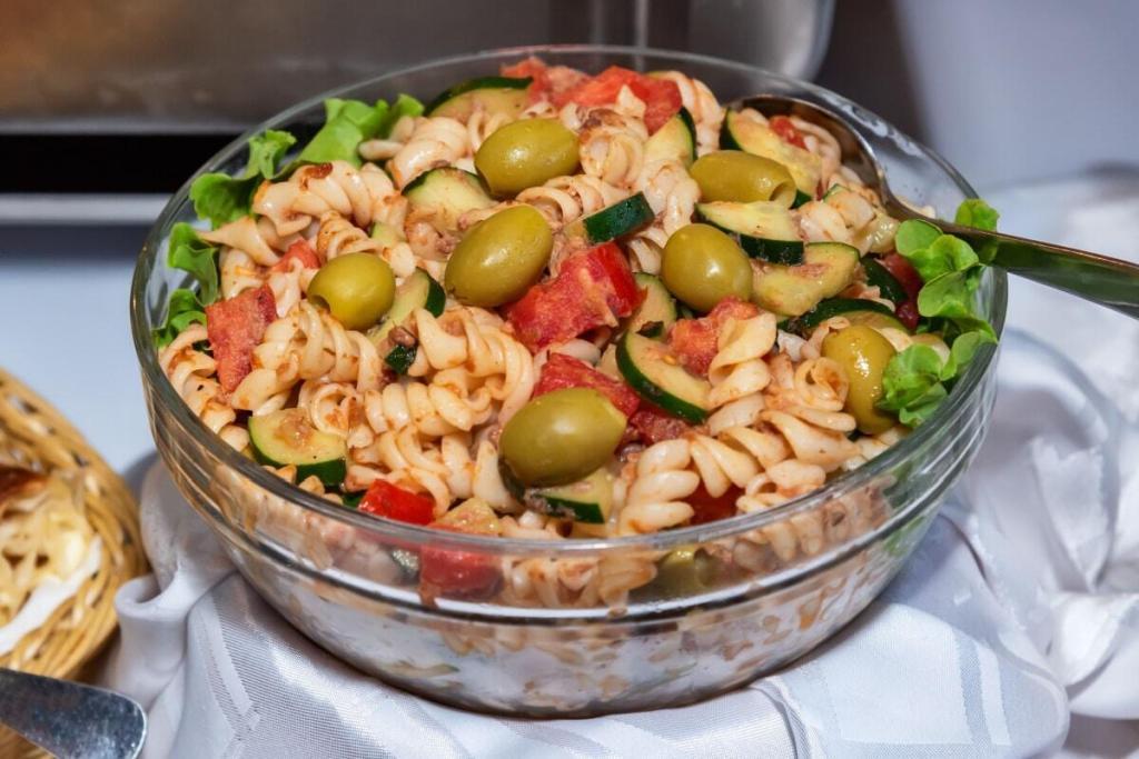 Griechischer Nudelsalat mit Tomaten und Zucchini Perfekter Begleiter für Grillpartys