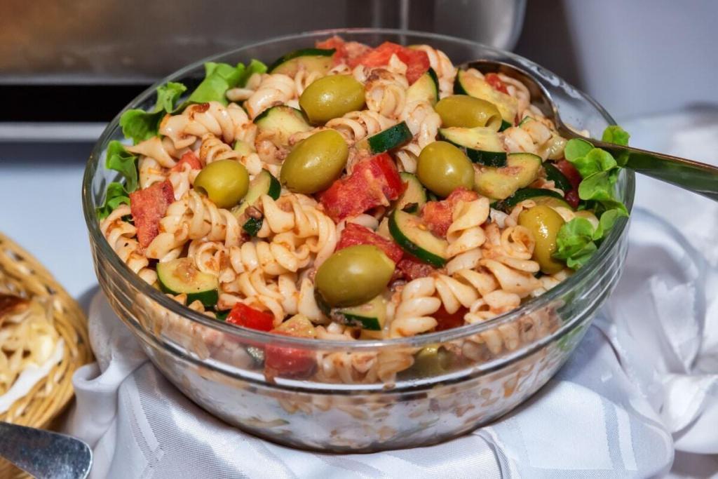 Griechischer Nudelsalat mit Tomaten und Zucchini: Perfekter Begleiter ...