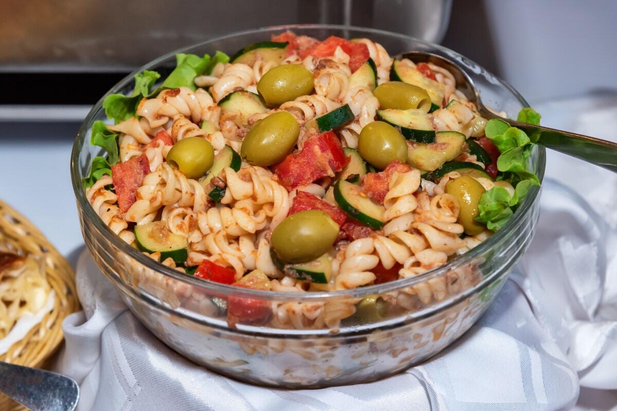Griechischer Nudelsalat mit Tomaten und Zucchini: Perfekter Begleiter für Grillpartys