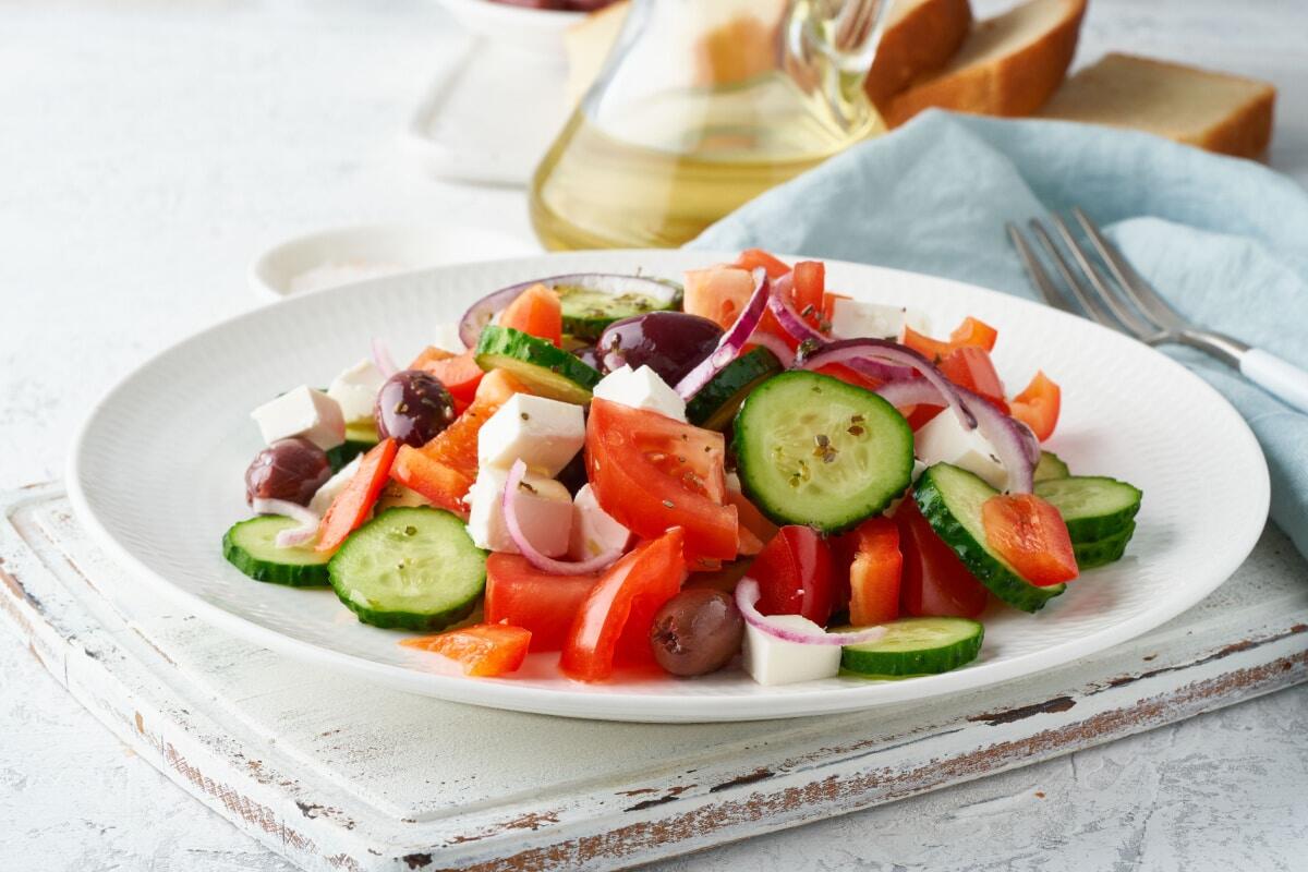 Griechischer Salat mit Tomaten und Feta