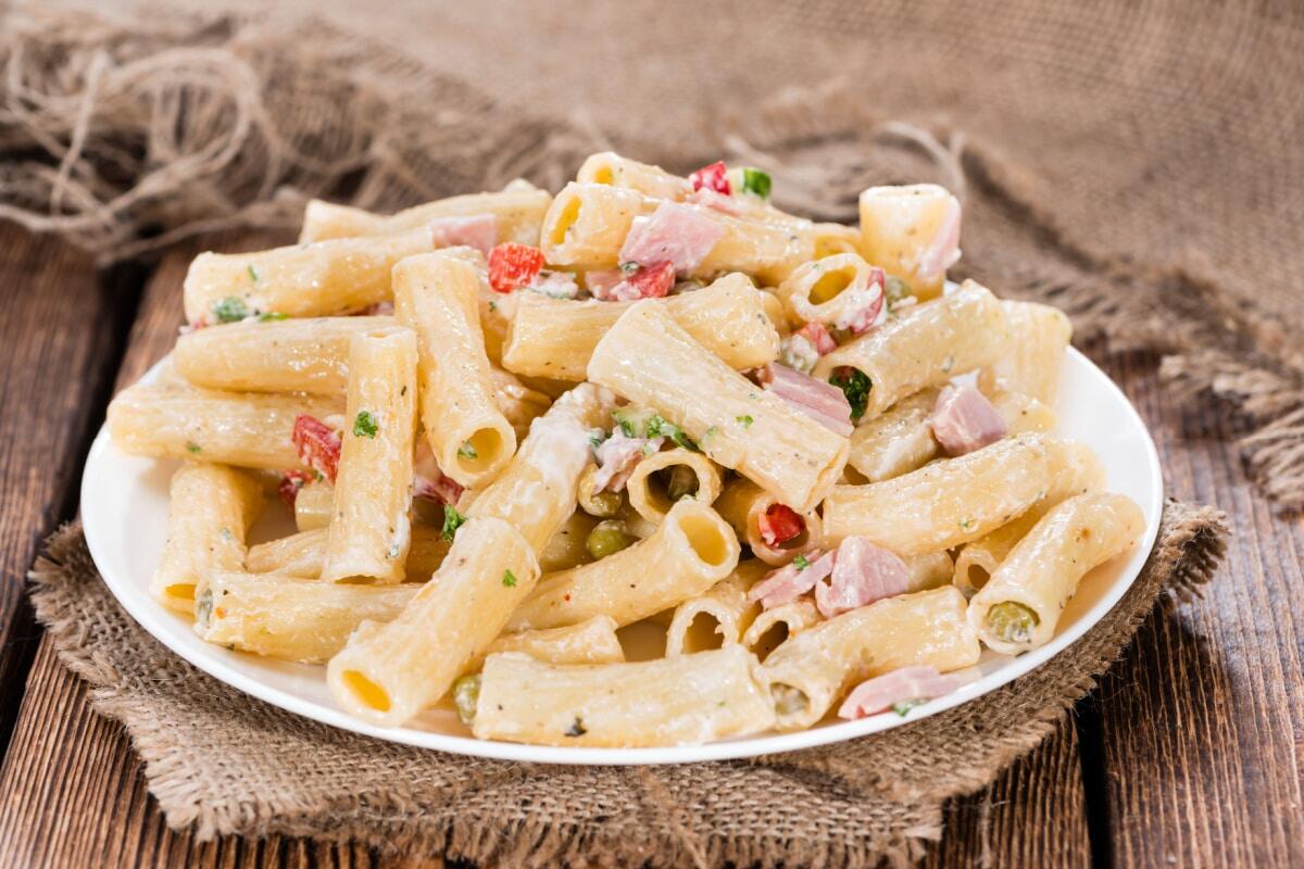 Nudelsalat mit Wurst, Paprika und Salzgurken: Sommersalat mit Biss