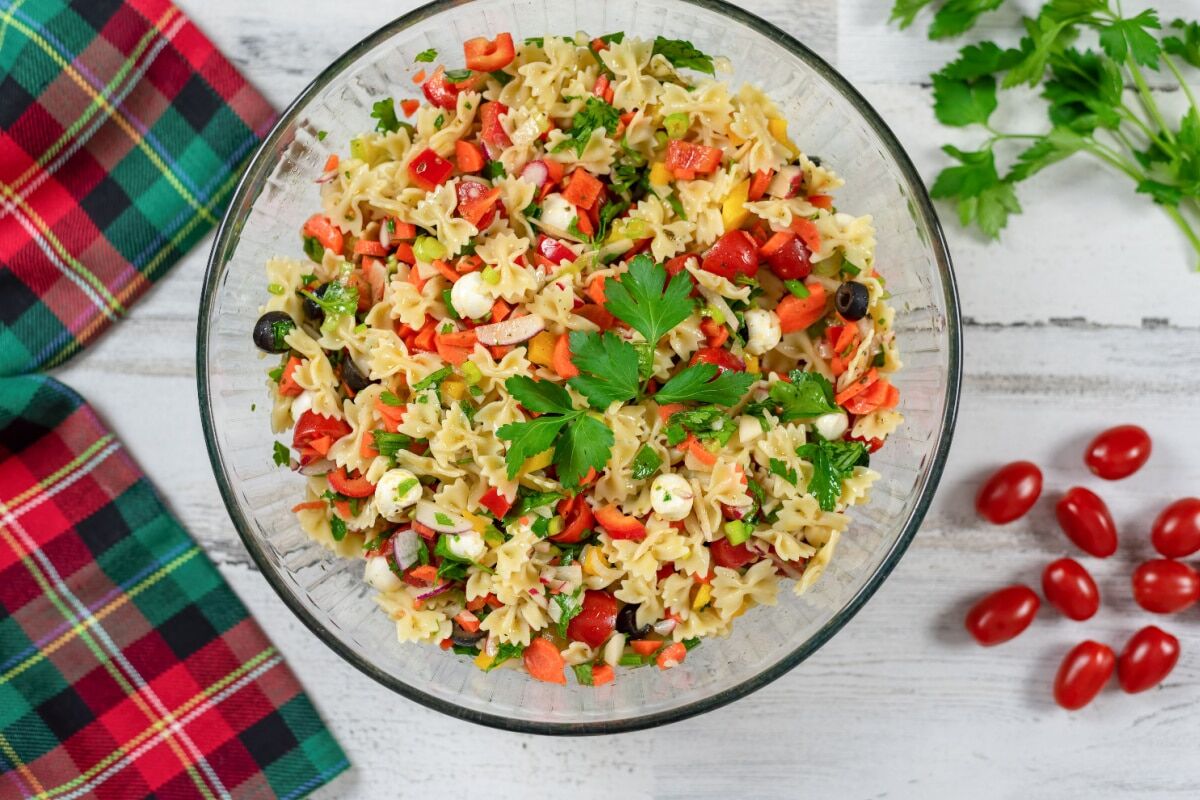 Italienischer Nudelsalat mit Gurken und Tomaten Vielfalt auf dem TellerItalienischer Nudelsalat mit Gurken und Tomaten Vielfalt auf dem Teller