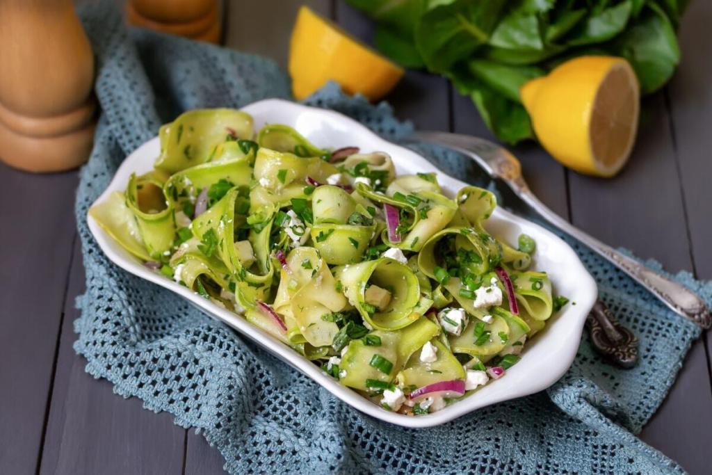 Knackiger Zucchinisalat mit Feta und Zwiebeln