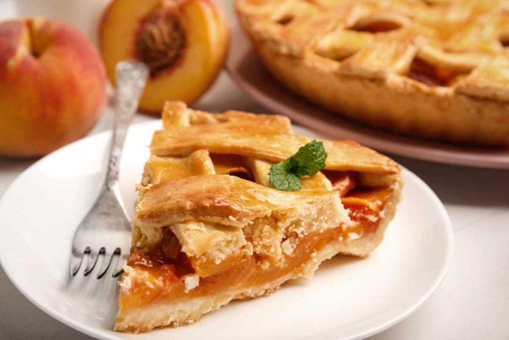 Knusprige Pfirsichtarte mit Gittermuster Perfekt für heiße Tage