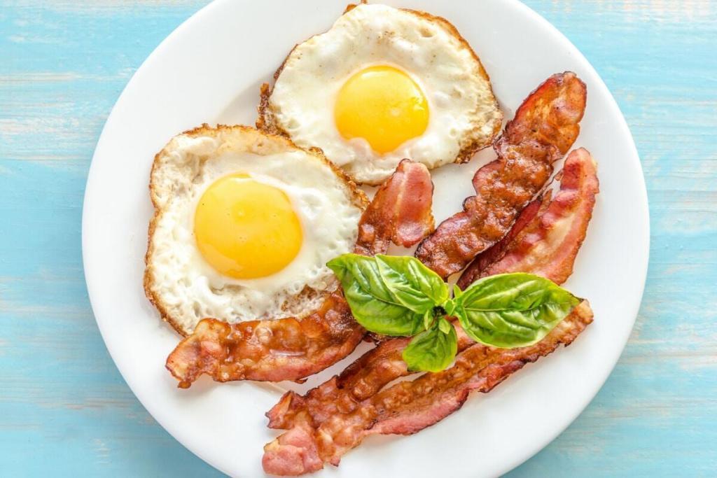 Knusprige Spiegeleier mit Bacon Herzhafte Verführung für den Gaumen