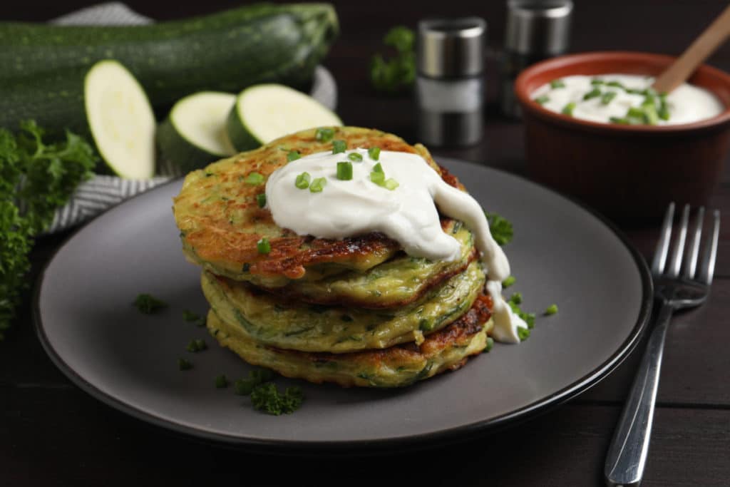 Knusprige Zucchini-Puffer mit Feta Mediterrane Delikatesse