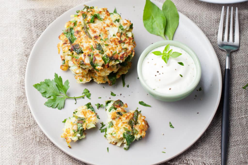 Köstliche Zucchini-Puffer mit Spinat