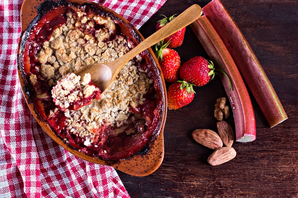 Köstlicher Rhabarber Crumble mit Erdbeeren und Nüssen