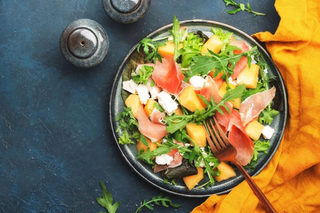 Kreative Frische Melonensalat mit Rohschinken und Salatblättern