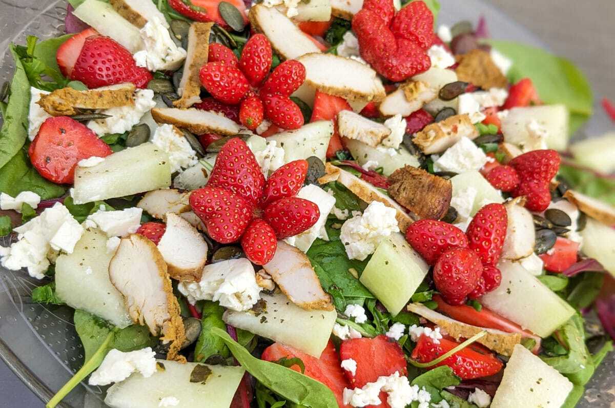 Leichter Blattsalat mit Erdbeeren und Hähnchen