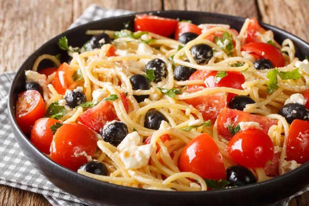 Mediterraner Spaghettisalat mit Tomaten, Oliven und Feta