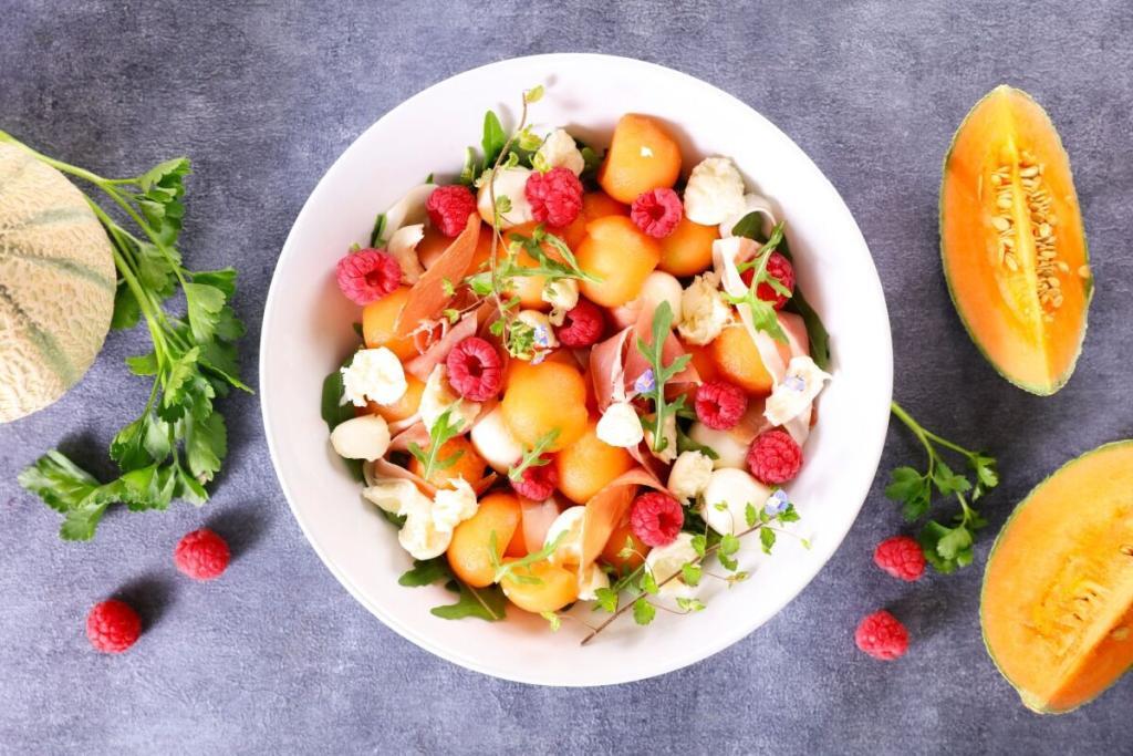 Melonensalat mit Mozzarella und Himbeeren: Eine erfrischende Fusion