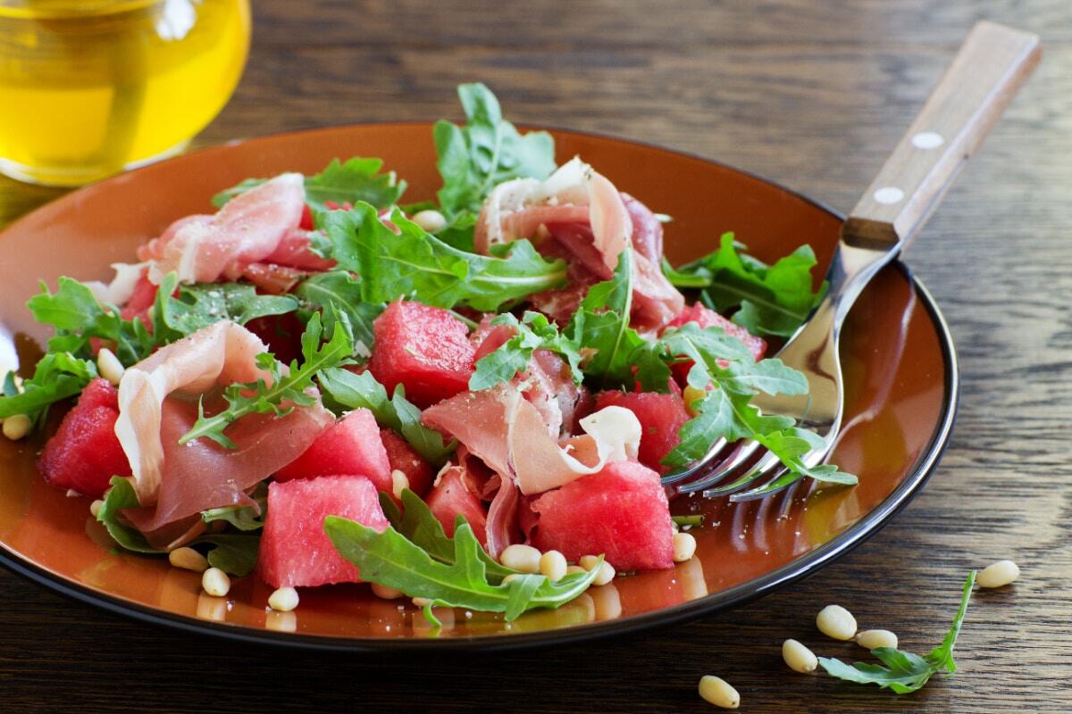 Melonensalat mit Rohschinken und Rucola Perfekt für heiße Tage