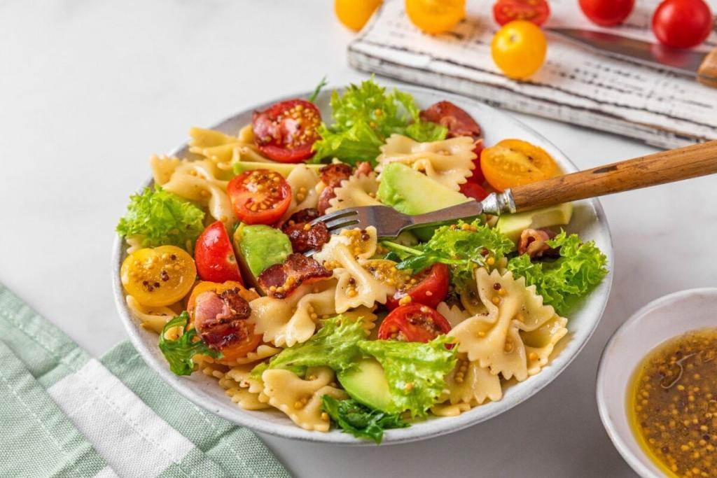 Nudelsalat mit Tomaten und Avocado Vielseitige Beilage