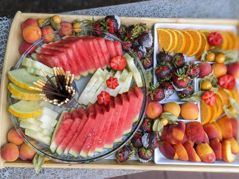 Obstplatte mit Melone und Schokoerdbeeren: Vitaminbombe deluxe