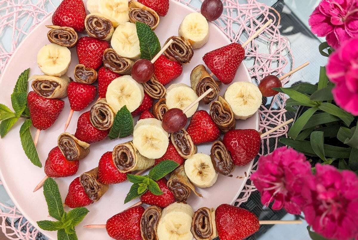 Obstspieße mit Erdbeeren, Bananen und Pfannkuchen süße Versuchung