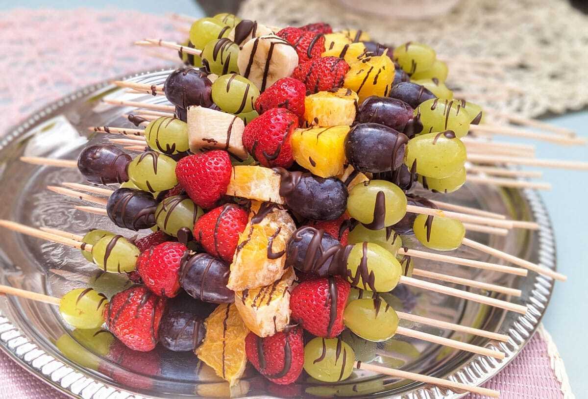 Obstspieße mit Erdbeeren, Trauben und Schokolade Köstlicher Mix