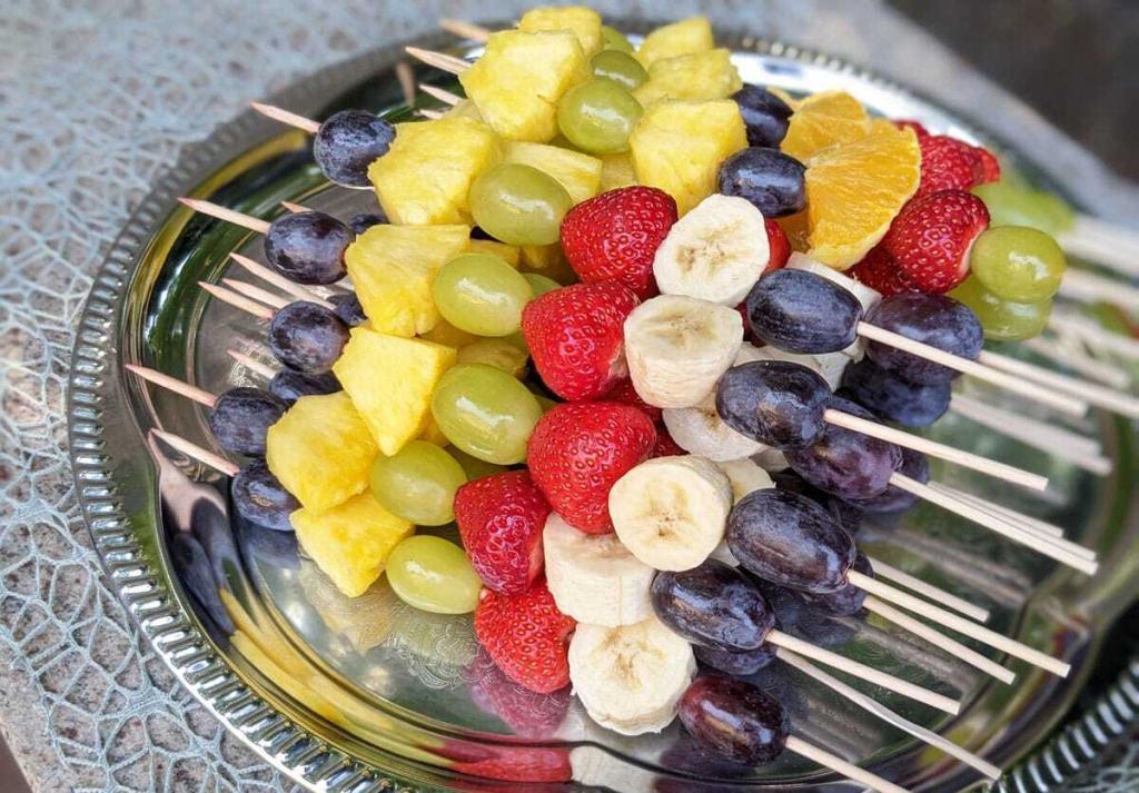 Obstspieße mit Trauben und Erdbeeren
