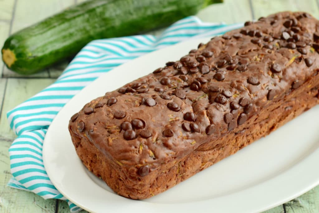 Saftiger Zucchini-Kuchen mit Schokolade Verführerische Kombination mit verstecktem Gemüse