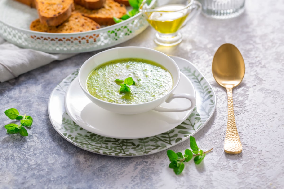 Sommerliche Zucchinisuppe mit Knoblauch