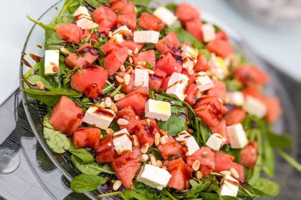 Spinatsalat mit Wassermelone und Feta Sommerlicher Genuss