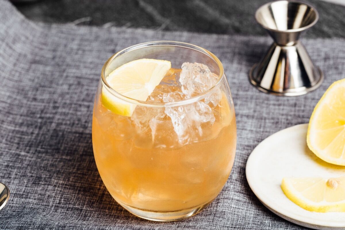 Spritziger Bitter Lemon Cocktail mit Gin