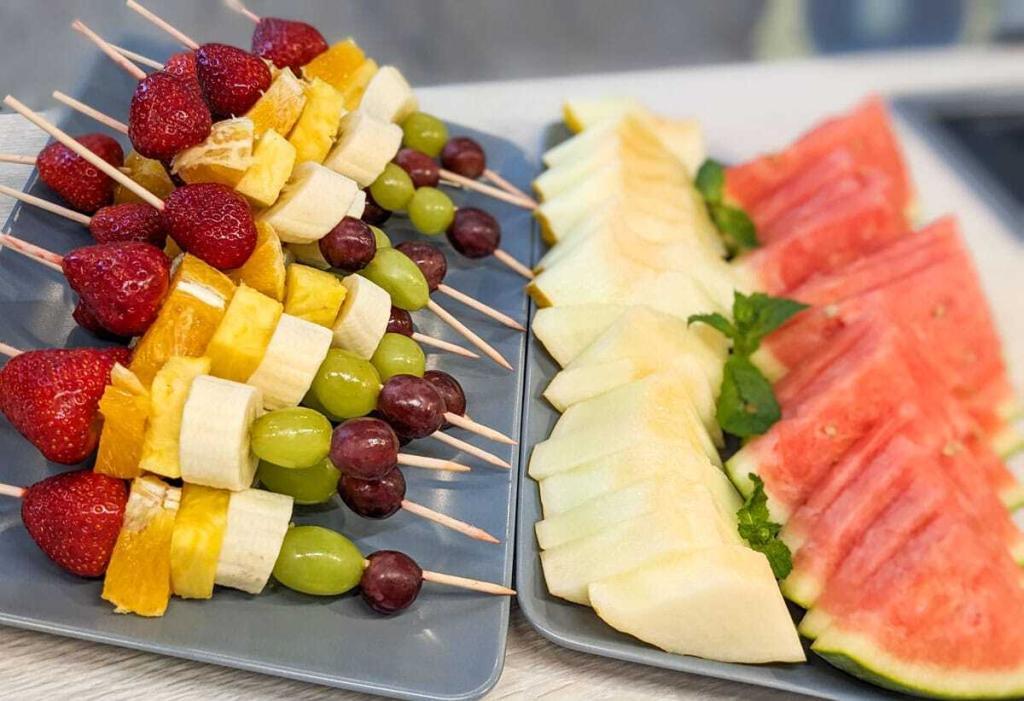 Süße Verlockung im Doppelpack: Obstdessert mit Melone und Obstspießen