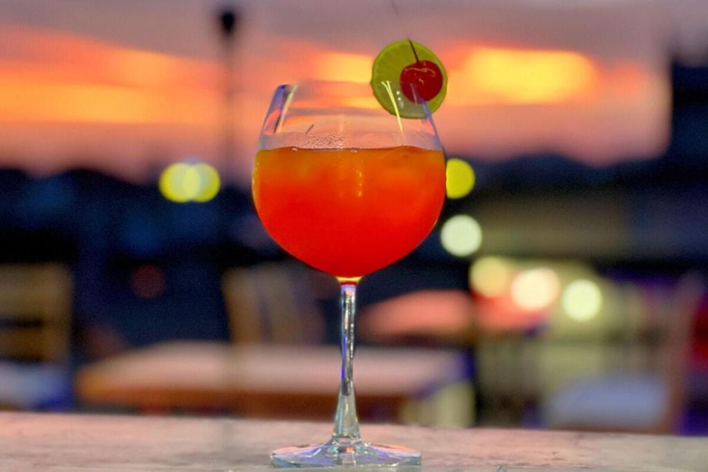 Tropischer Malibu Sunset Cocktail