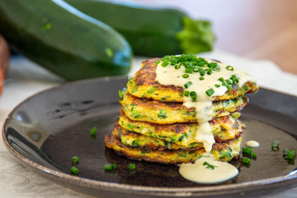 Zucchini-Puffer mit Joghurt-Dressing Ein Genuss für jeden Gaumen