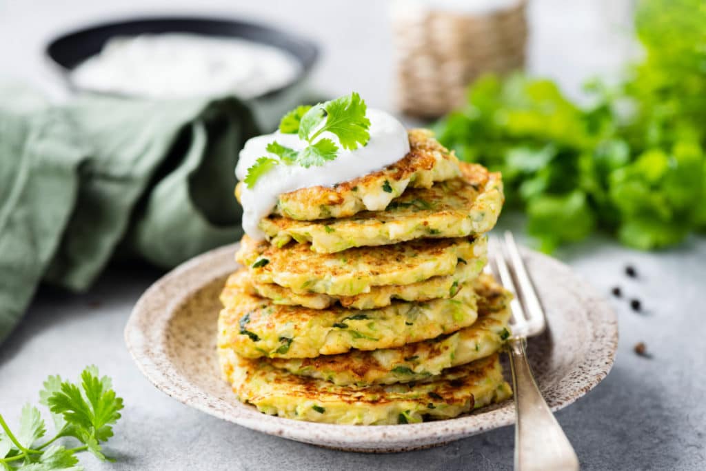 Zucchini-Puffer mit Knoblauch und Zwiebeln