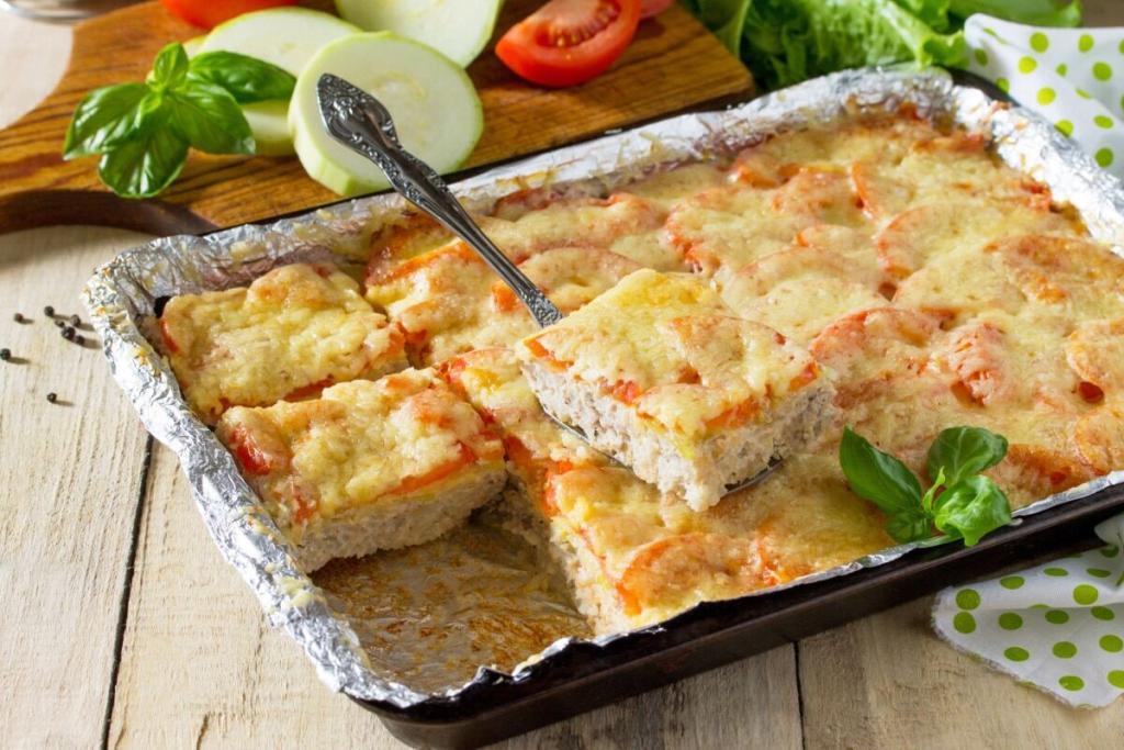 Zucchinikuchen mit Reis, Tomaten und Käse Köstliches Gemüsehighlight