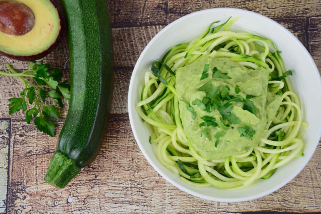 Zucchininudeln mit cremigem Avocado-Pesto Ein leichtes Sommergericht