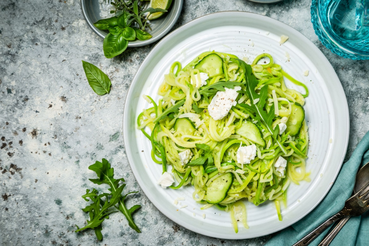 Zucchinisalat mit Gurken, Feta und Rucola