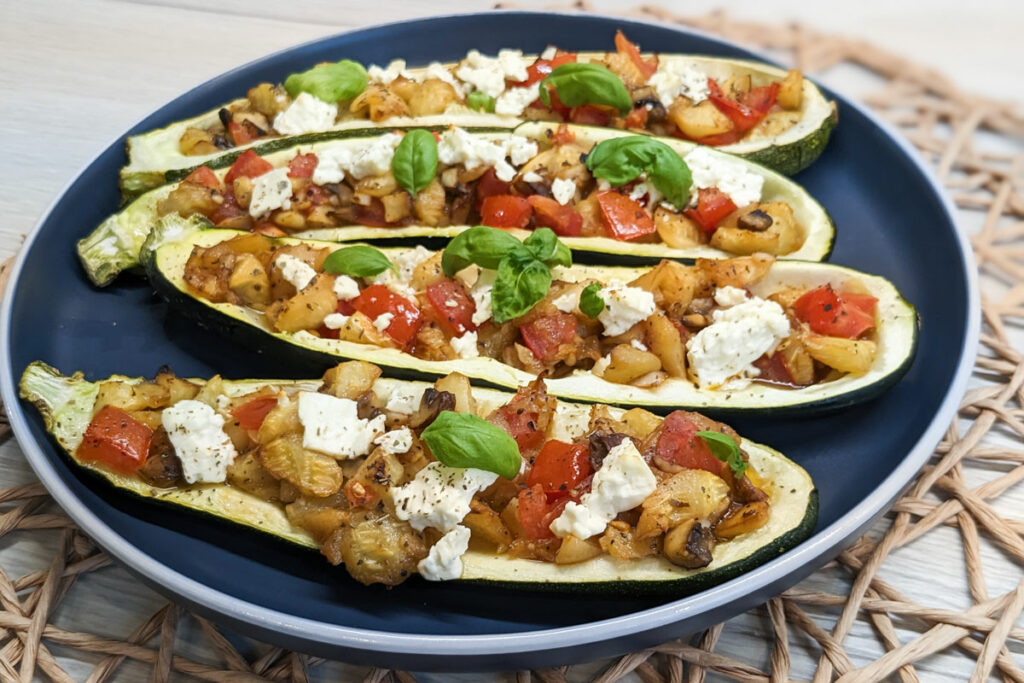 Einfach Lecker Mediterrane gefüllte Zucchini aus dem Ofen