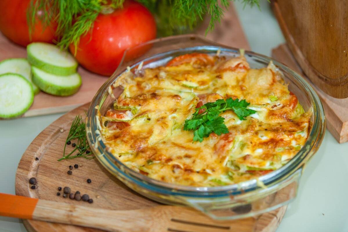 Einfach, lecker, gesund Zucchiniauflauf mit Tomaten und Käse