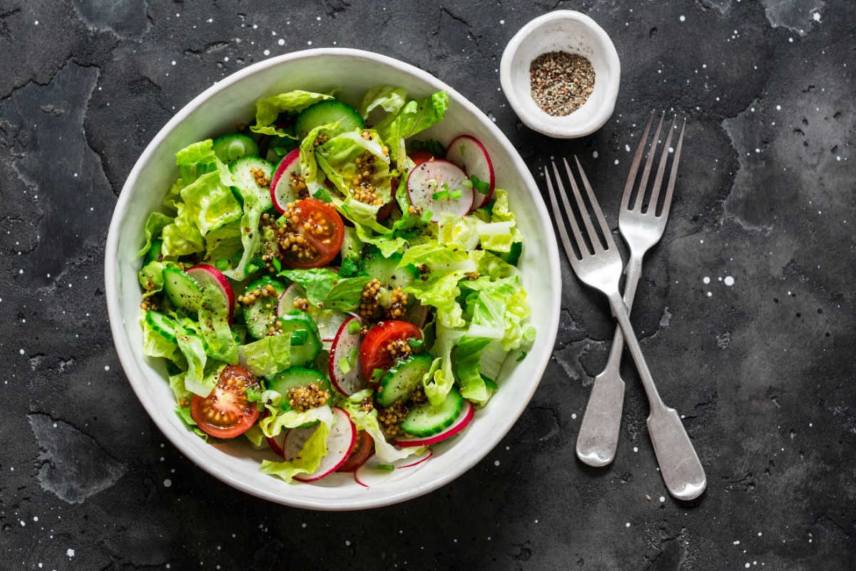 Erfrischender Romana-Salat Frische Vielfalt auf dem Teller