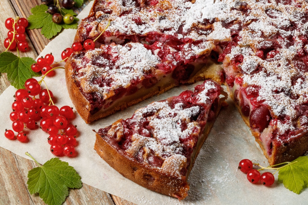 Frische Beerenküche Johannisbeerkuchen mit Buttermilch