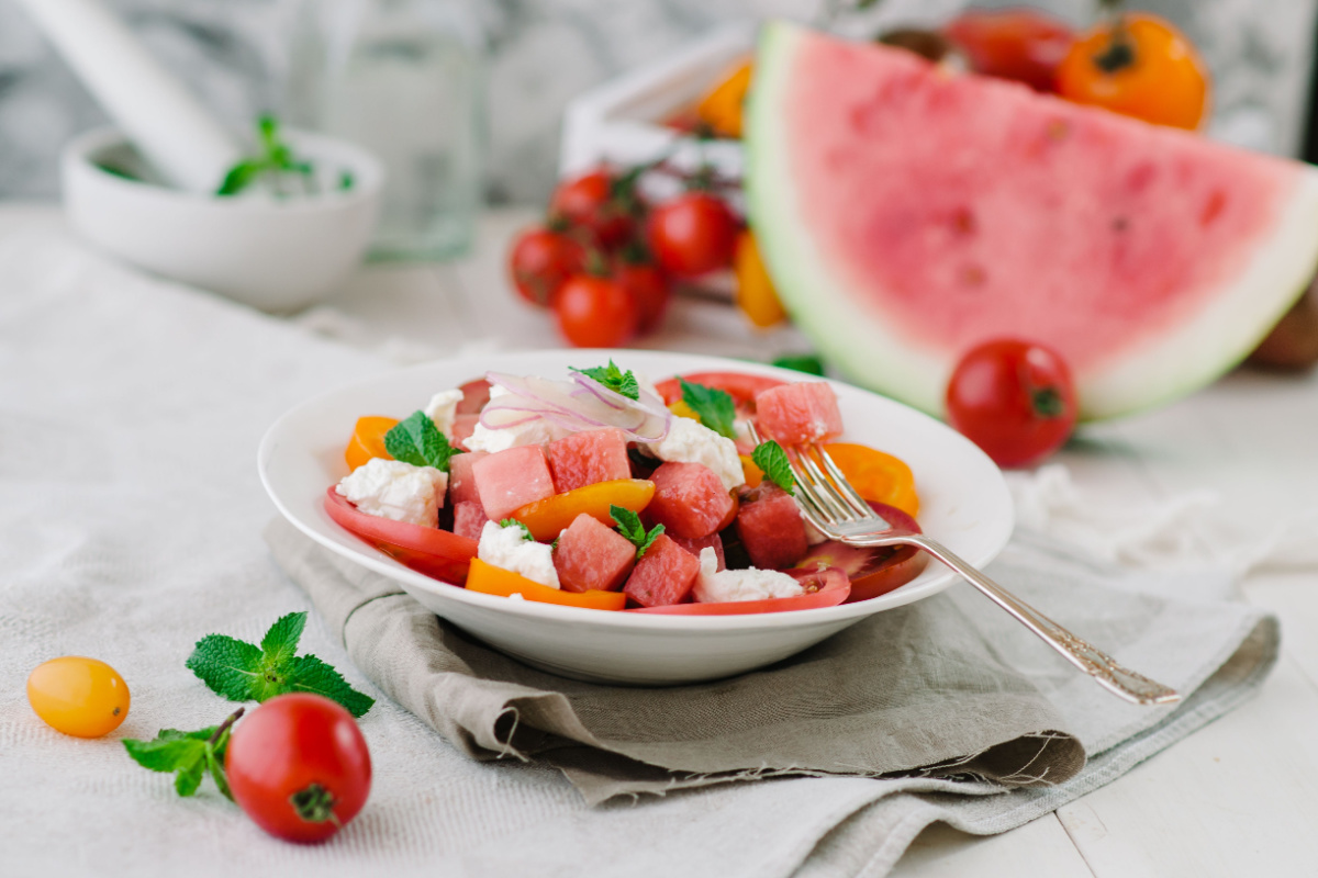 Frische Sommerfreude Melonen Salat mit Tomaten und Feta
