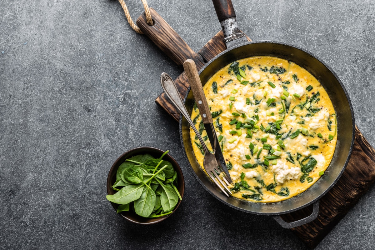 Frühstück mit Starqualitäten Omlett mit Spinat und Käse