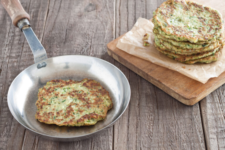 Knusprige Zucchini-Puffer mit Feta: Mediterrane Delikatesse