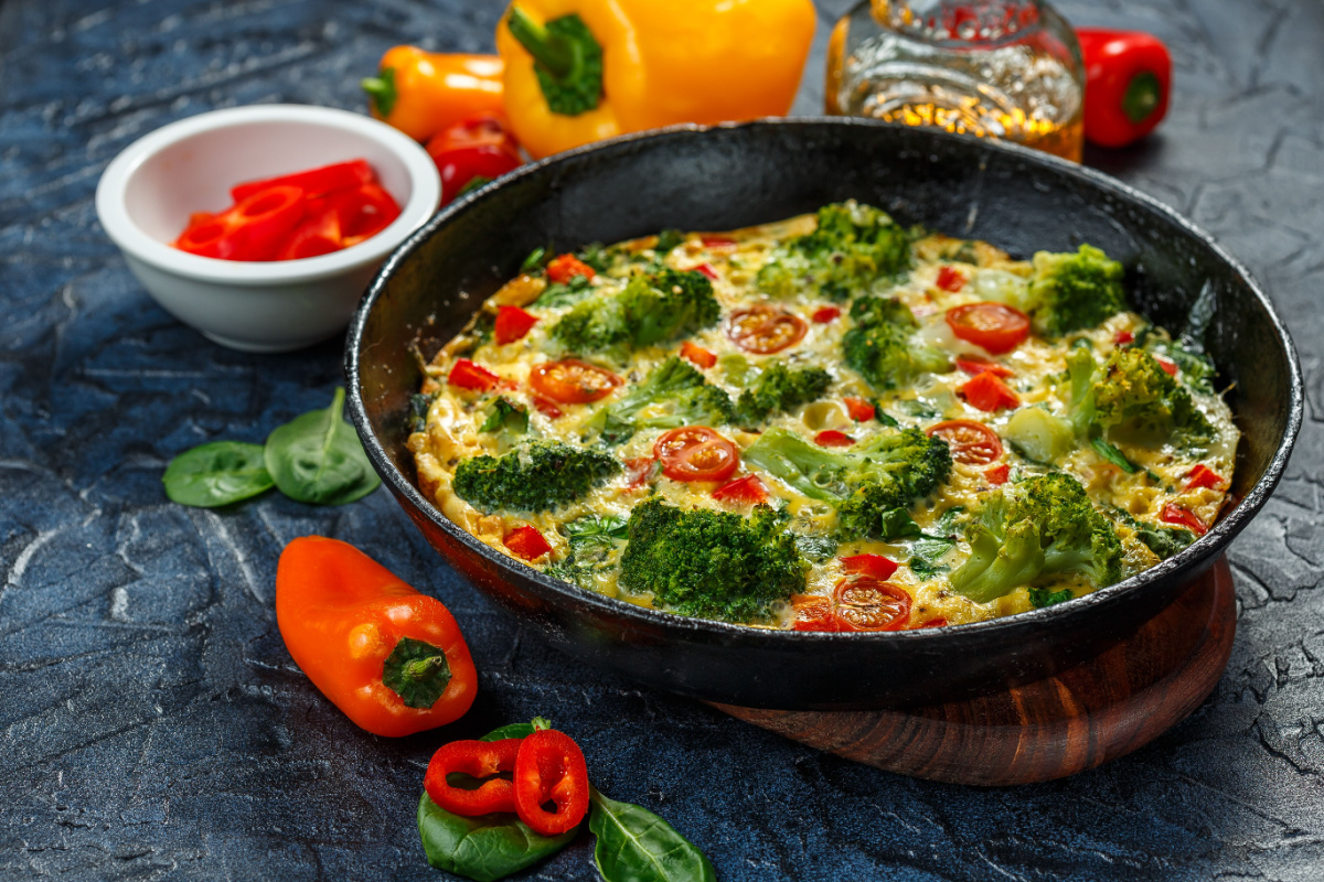 Omlett mit Tomaten, Brokkoli und Paprika Farbenfrohes Frühstück