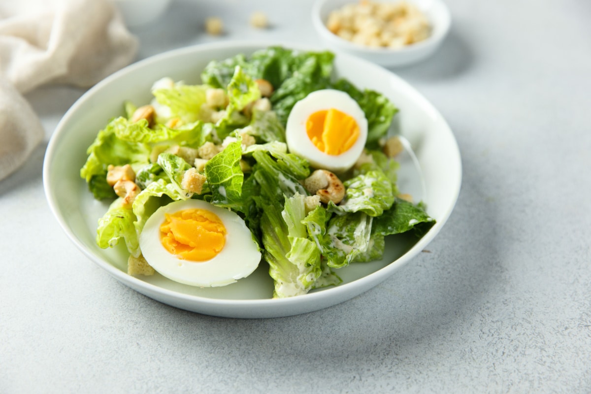 Romanasalat mit Eiern und Cashewkernen Ein Salat für alle Sinne