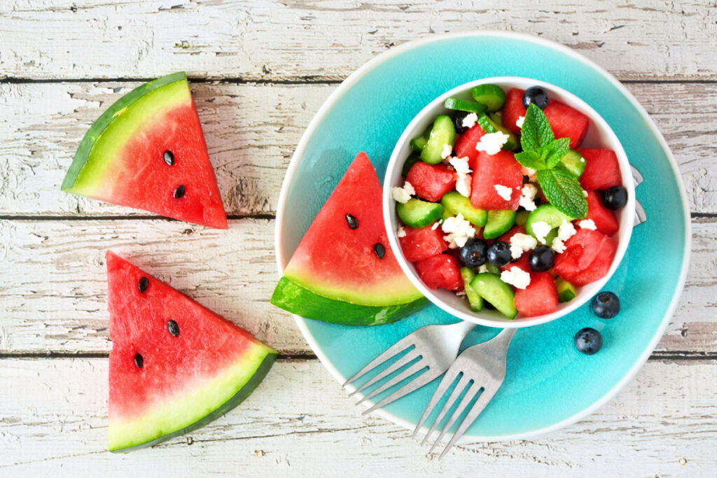 Wassermelonsalat mit Gurken und Beeren