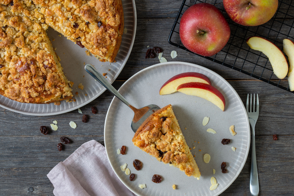 Apfelkuchen mit Rosinen, Mandeln und Streuselkruste