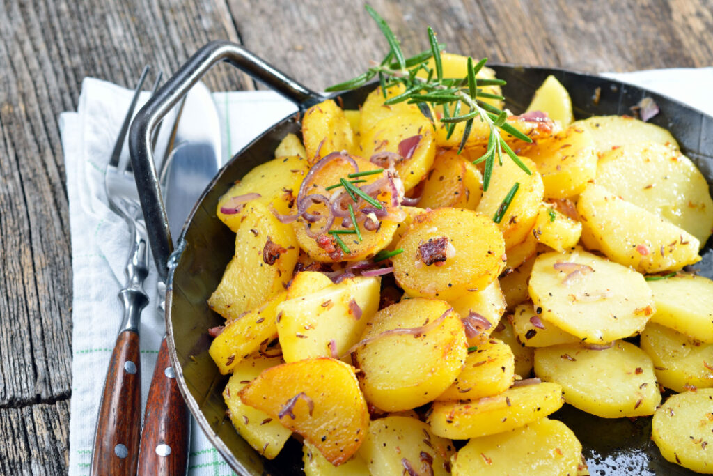 Aromatische Bratkartoffeln mit roten Zwiebeln