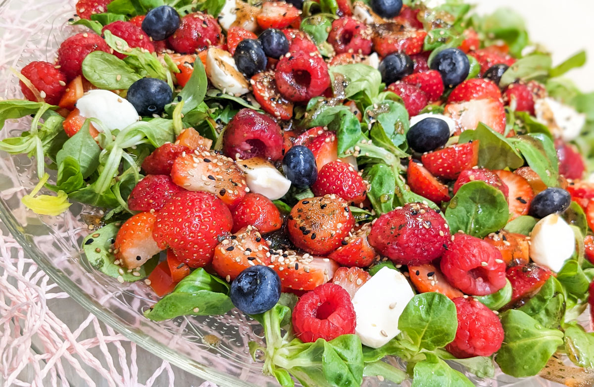 Perfekte Sommerfrische: Feldsalat mit Beeren und Erdbeerdressing