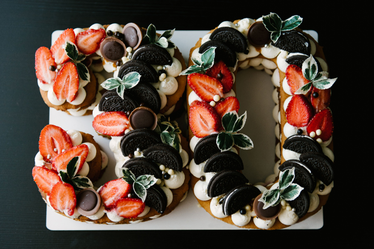 Geburtstagskuchen Number Cake mit Oreos und Erdbeeren