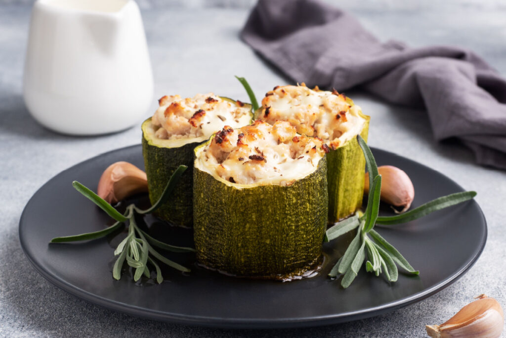 Gefüllte Zucchini mit Käse und Knoblauch