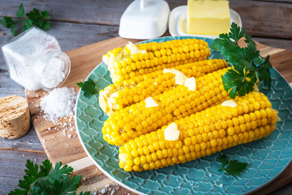 Gekochte Maiskolben mit Butter und Salz