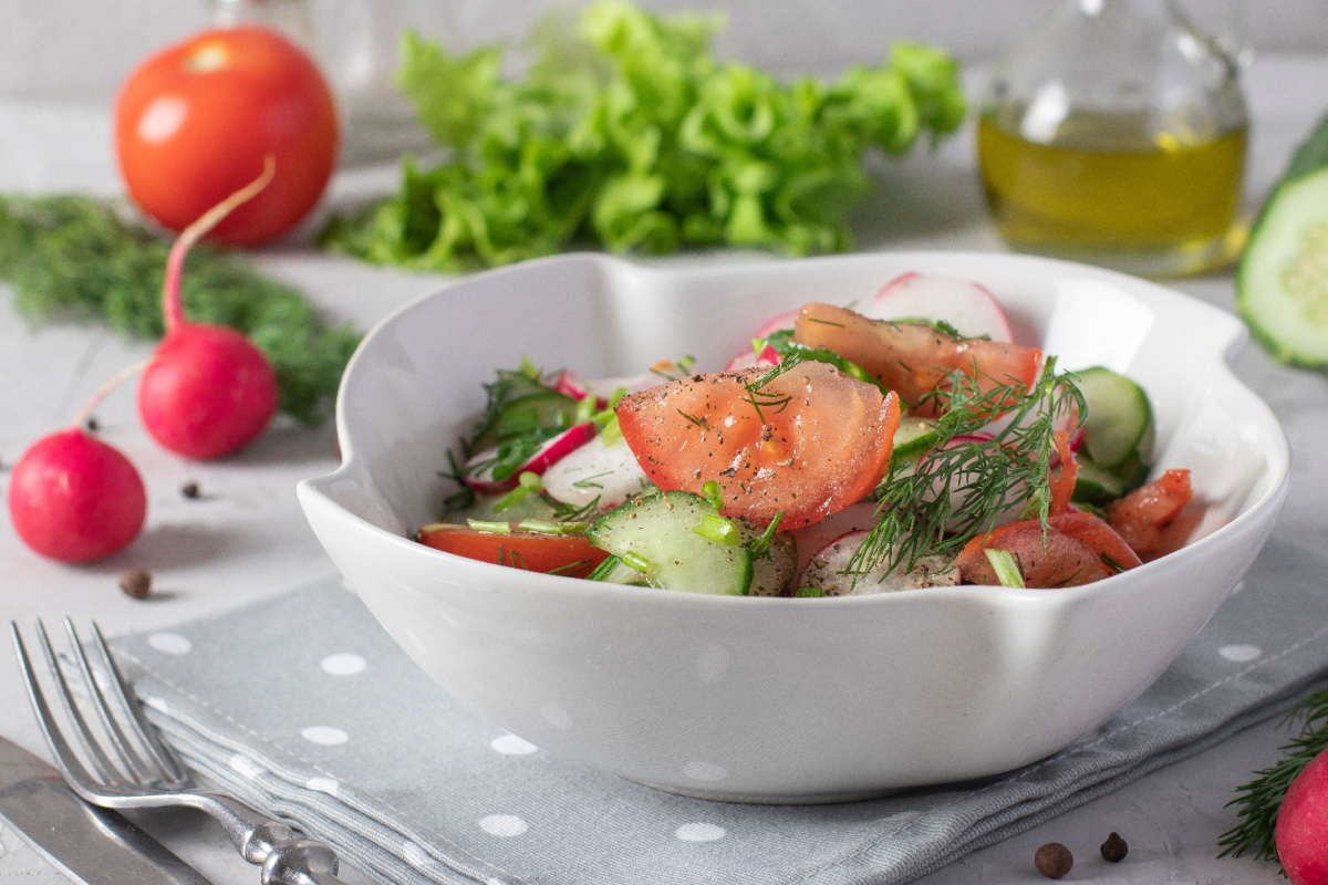 Knackig und erfrischend: Gemischter Salat mit Tomaten und Gurken